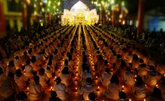Hà Nội: Hàng ngàn người tham dự đêm hội hoa đăng lễ Phật thành Đạo PL 2566 